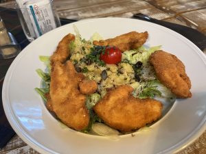 Backhendel-Salat mit steirischem Kürbiskernöl