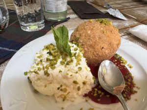 Eismarillenknödel mit geriebenen Pistazien und Schlag
